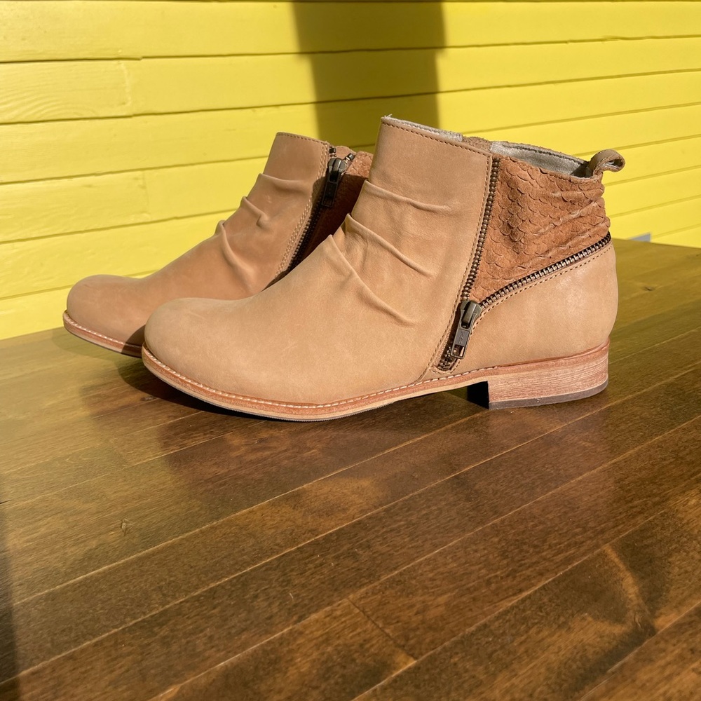 Caterpillar Tan Suede Half-Boots, Zipper, Great Condition sz 8 Comfy, NEVER Worn